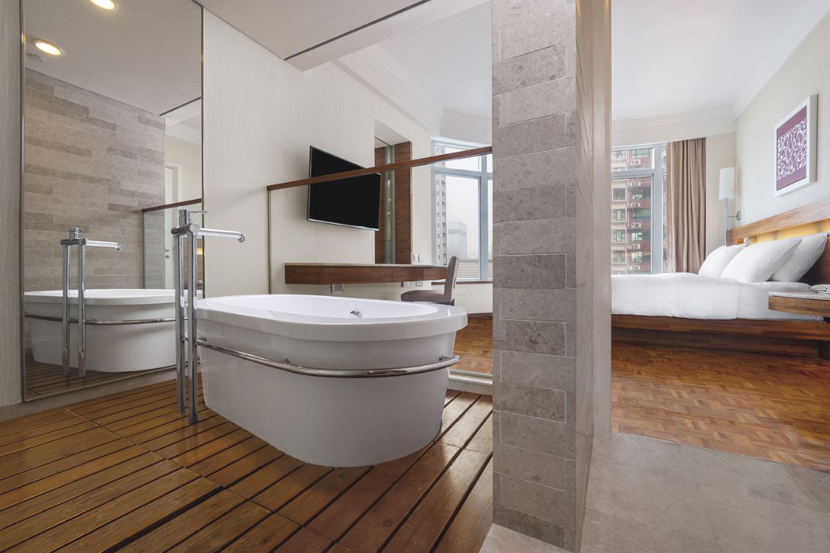 Deluxe Suite Bathroom